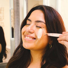 Load image into Gallery viewer, Beauty By Earth - Rose Quartz Face Roller