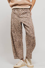 Load image into Gallery viewer, Urban Daizy - Leopard Print Barrel Jeans
