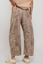 Load image into Gallery viewer, Urban Daizy - Leopard Print Barrel Jeans
