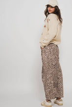 Load image into Gallery viewer, Urban Daizy - Leopard Print Barrel Jeans
