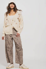 Load image into Gallery viewer, Urban Daizy - Leopard Print Barrel Jeans
