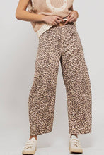 Load image into Gallery viewer, Urban Daizy - Leopard Print Barrel Jeans
