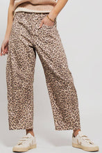 Load image into Gallery viewer, Urban Daizy - Leopard Print Barrel Jeans
