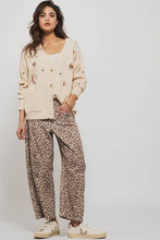 Load image into Gallery viewer, Urban Daizy - Leopard Print Barrel Jeans
