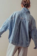 Load image into Gallery viewer, Urban Daizy - DENIM BUTTON-UP JACKET
