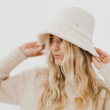 Load image into Gallery viewer, Slope Style Quilted Fur Trim Bucket Hat: Cream
